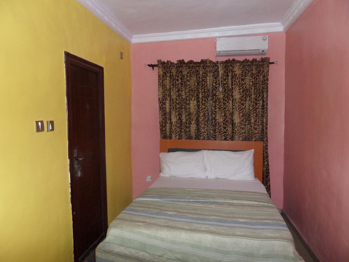 De-Zone Hotel Ikotun Esterno foto